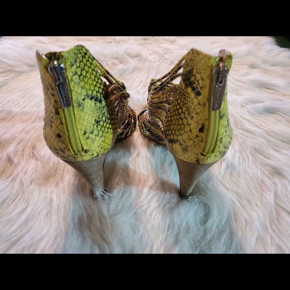 NWOT Vince Camuto Alsandra Snakeprint Booties - Picture 3 of 4